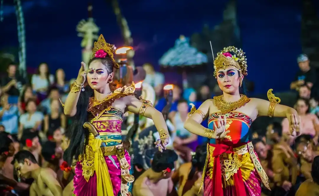 Danse traditionnelle balinaise en costumes colorés Danse traditionnelle balinaise en costumes colorés