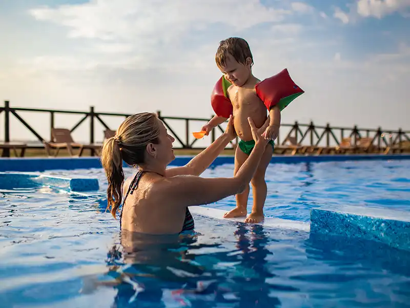 Mère et enfant dans une piscine – Club de vacances avec V.I.P. Voyages