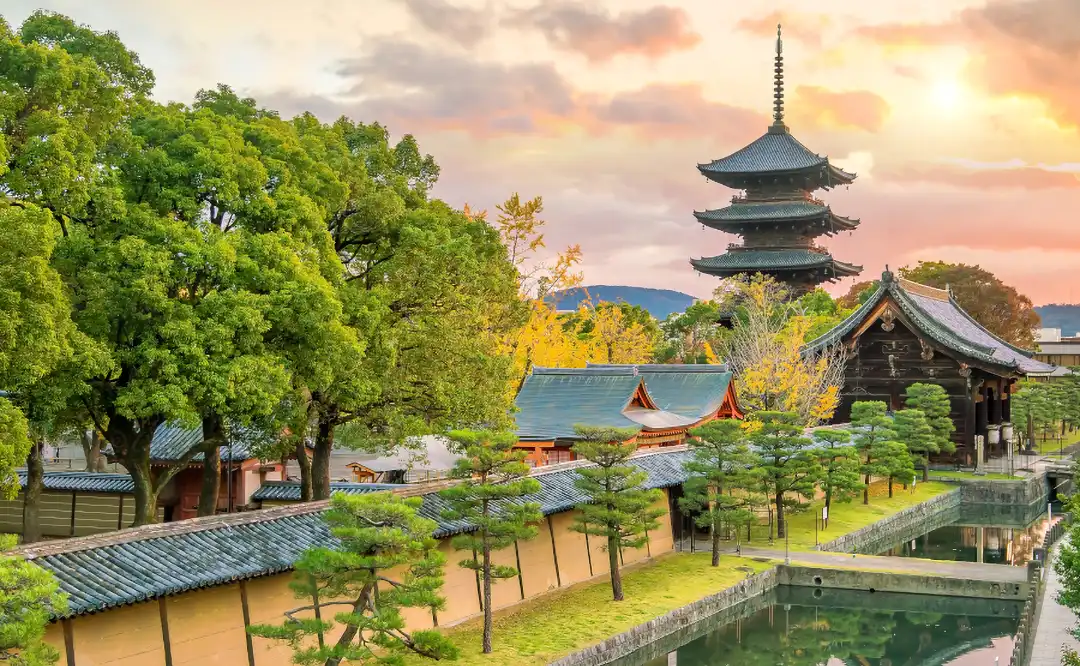 Pagode et toits traditionnels au cœur d’un jardin Pagode et toits traditionnels au cœur d’un jardin