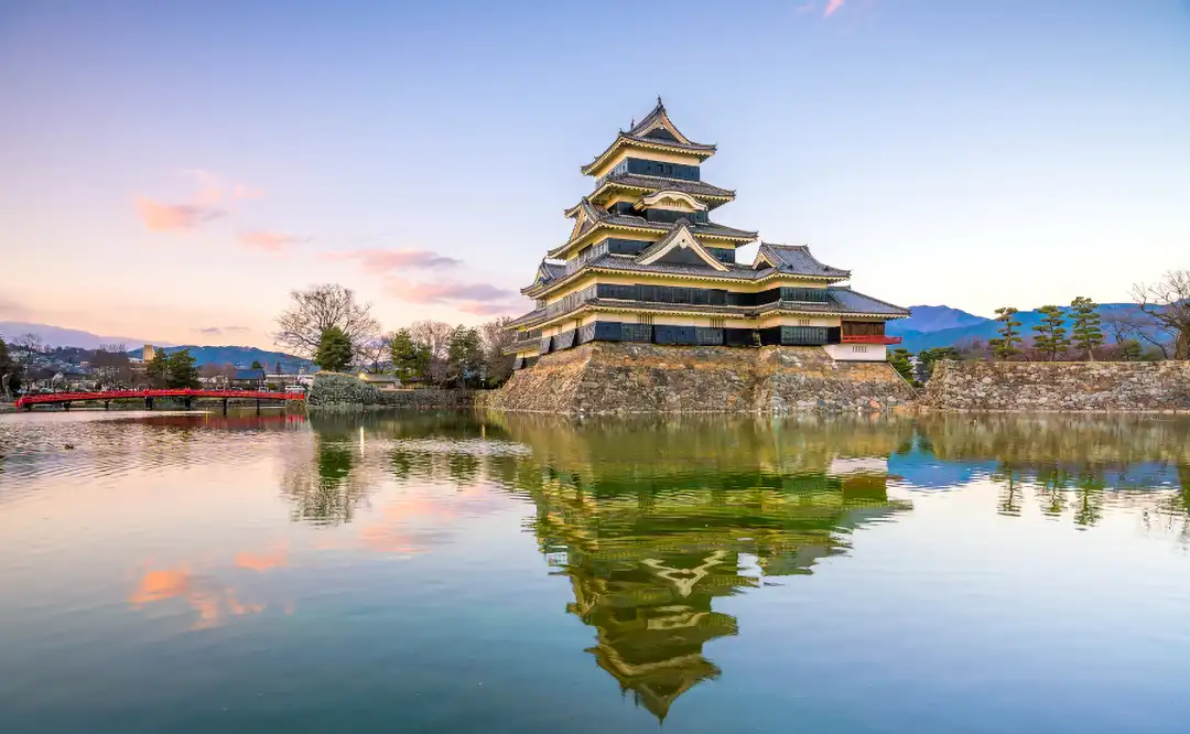 Château de Matsumoto se reflétant dans ses douves Château de Matsumoto se reflétant dans ses douves