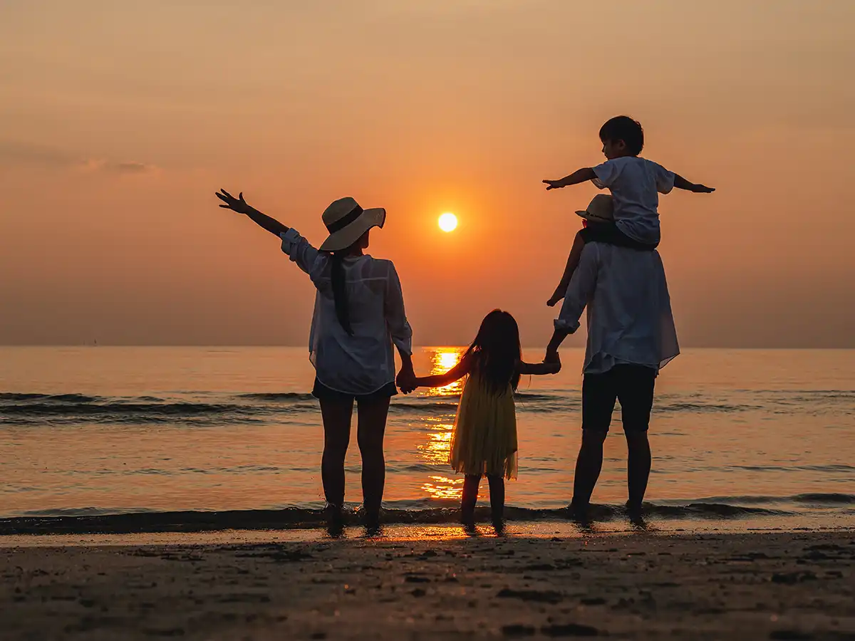 Famille au coucher de soleil – Recevez nos inspirations voyages avec V.I.P. Voyages