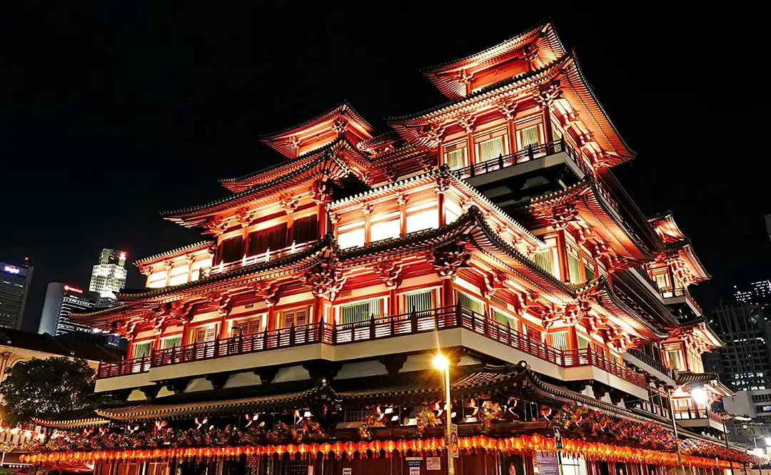 Temple bouddhiste illuminé à Chinatown, Singapour Temple bouddhiste illuminé à Chinatown, Singapour