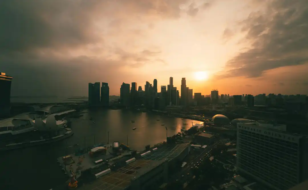 Skyline de Singapour au coucher du soleil depuis Marina Bay Skyline de Singapour au coucher du soleil depuis Marina Bay