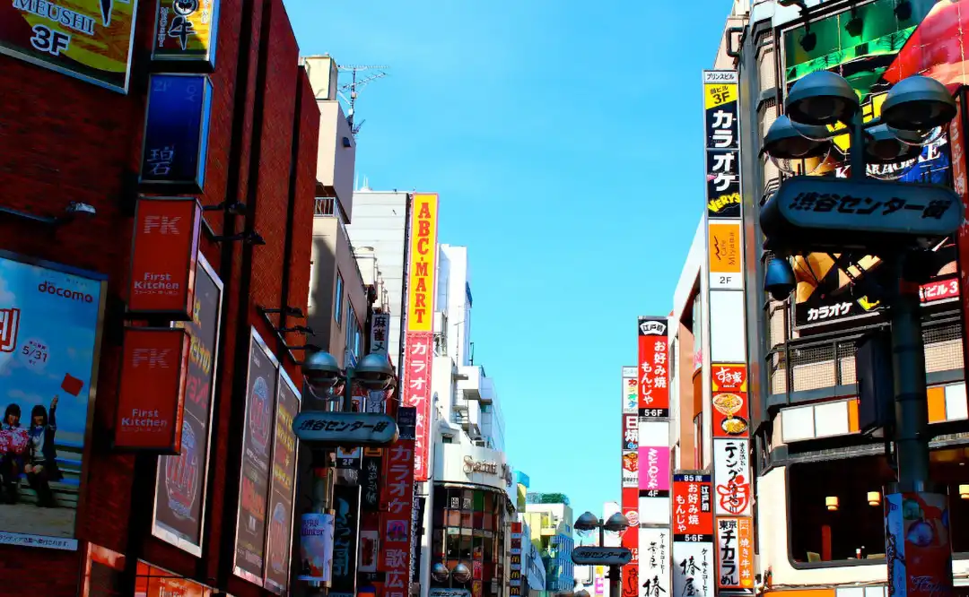 Ruelle aux enseignes lumineuses à Tokyo Ruelle aux enseignes lumineuses à Tokyo