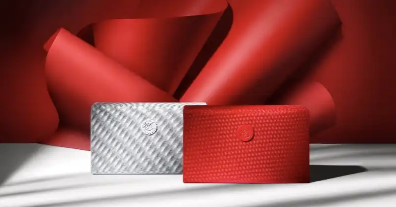 Coffret La Première d’Air France en gris perle et rouge conçu avec des finitions de maroquinerie élégantes