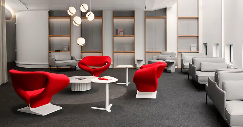 Salon La Première d’Air France à Paris-Charles de Gaulle avec fauteuils rouges et espaces de repos élégants