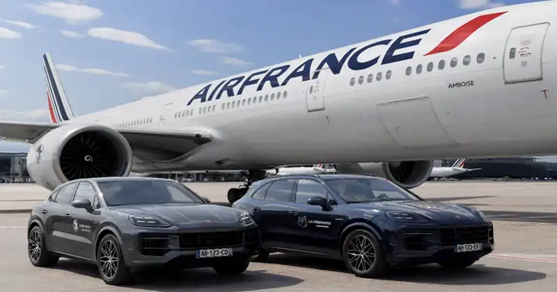 Transfert privé des hôtes La Première d’Air France en Porsche Cayenne hybride électrique sur le tarmac devant un avion Air France