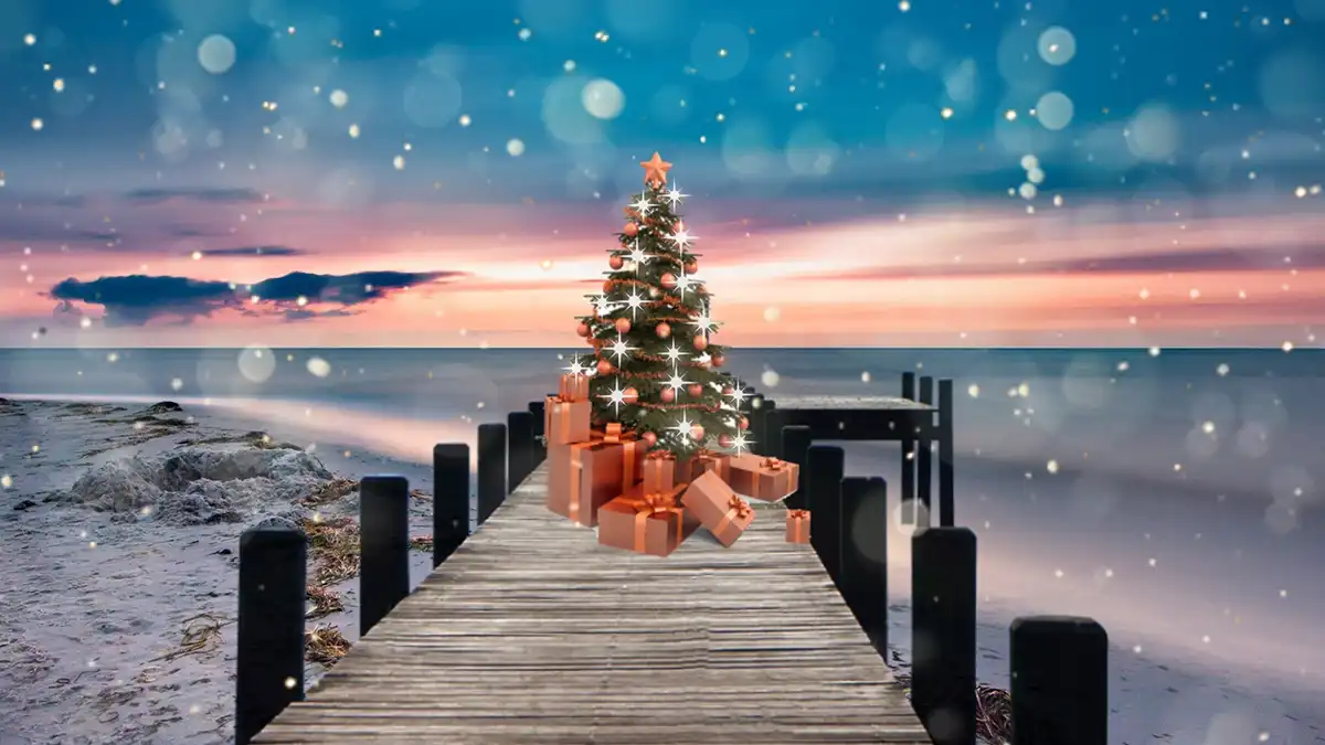 Sapin de Noël sur une jetée au bord de la mer, avec des cadeaux – illustration bon cadeau voyage V.I.P. Voyages