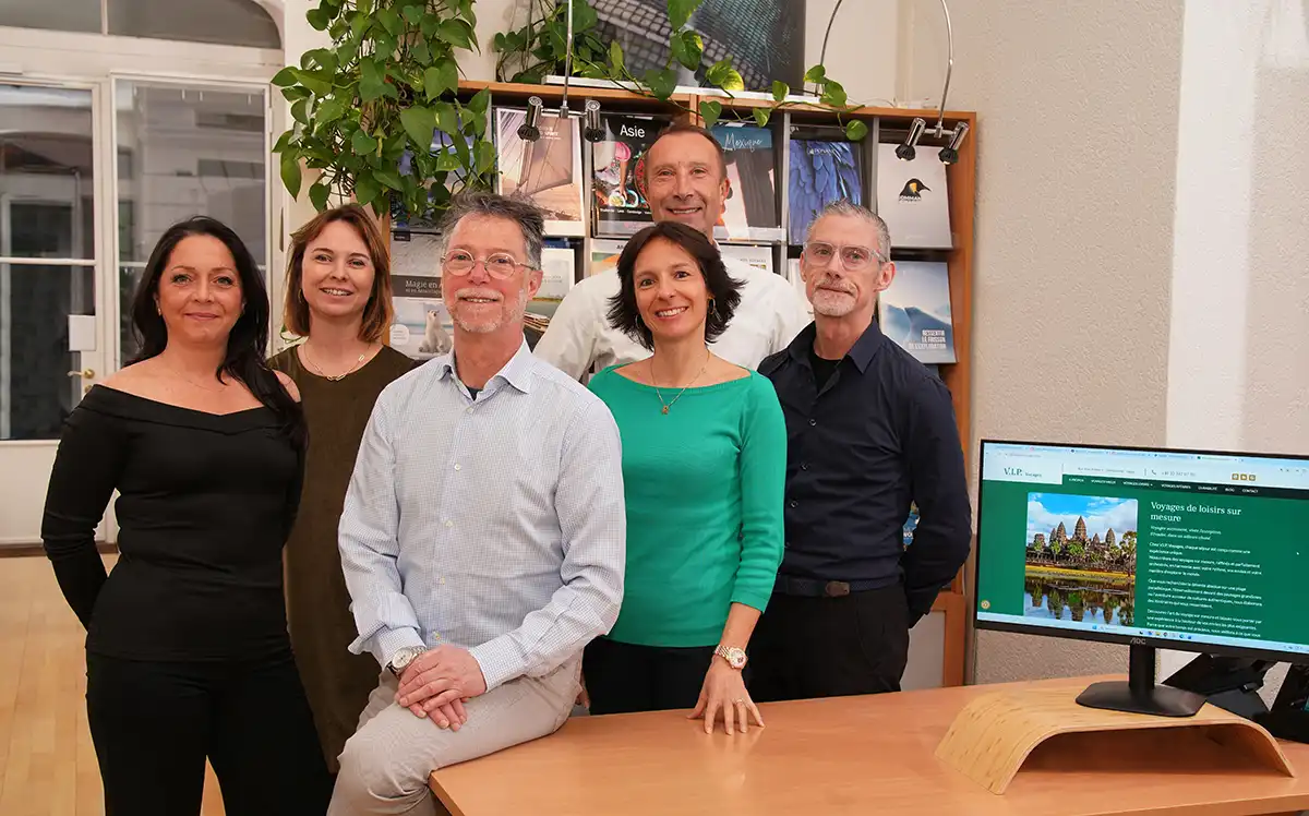 Équipe de l’agence V.I.P. Voyages à Genève dans les bureaux, conseillers en voyages loisirs et affaires