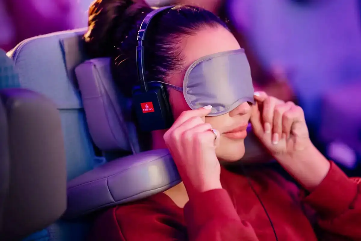 Passagère utilisant l’appui-tête U-Dream en Classe Économique Emirates A350